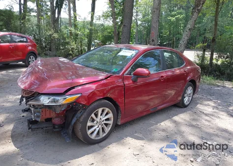 2021 Toyota Camry Le z USA, uszkodzony, nr VIN 4T1C11AK9MU512480